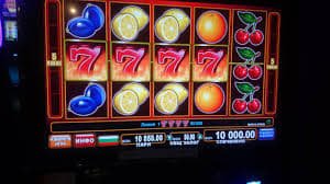 Người chơi trải nghiệm game slot trên điện thoại di động